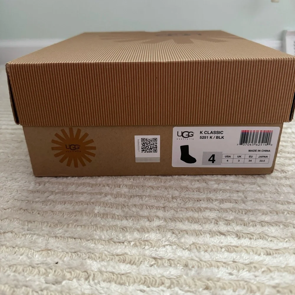 NWT Ugg kids Classic short boots